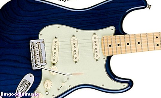 Apžvalga: „Fender Deluxe Stratocaster“ safyro mėlynos spalvos skaidrus su klevo pirštais